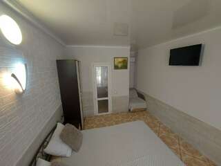 Гостиница Гостевой дом Виктория Судак Улучшенный четырехместный номер-7