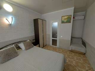 Гостиница Гостевой дом Виктория Судак Улучшенный трехместный номер-8