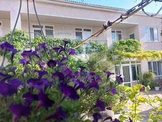 Гостиница Гостевой дом Виктория Судак Улучшенный трехместный номер-4