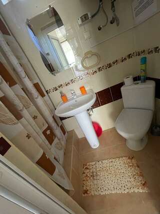 Гостиница Гостевой дом Виктория Судак Улучшенный четырехместный номер-6