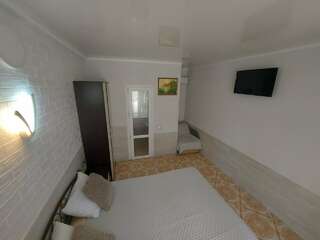 Гостиница Гостевой дом Виктория Судак Улучшенный четырехместный номер-8