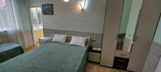 Гостиница Гостевой дом Виктория Судак Улучшенный четырехместный номер-5