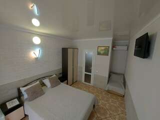 Гостиница Гостевой дом Виктория Судак Улучшенный трехместный номер-9