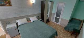 Гостиница Гостевой дом Виктория Судак Улучшенный четырехместный номер-3