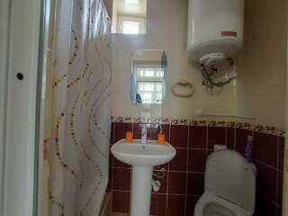 Гостиница Гостевой дом Виктория Судак Улучшенный трехместный номер-11