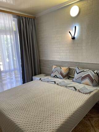 Гостиница Гостевой дом Виктория Судак Улучшенный номер с кроватью размера «king-size» или 2 отдельными кроватями-5