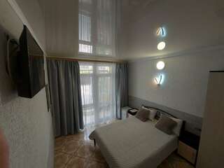 Гостиница Гостевой дом Виктория Судак Улучшенный трехместный номер-6