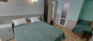 Гостиница Гостевой дом Виктория Судак Улучшенный четырехместный номер-4